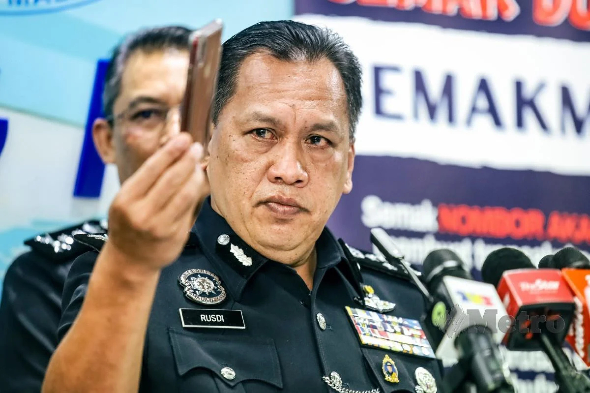 POLIS BURU MOHD EZMAN ZAMANI, DISYAKI DALANG PELABURAN RUGI RM2.3 JUTA